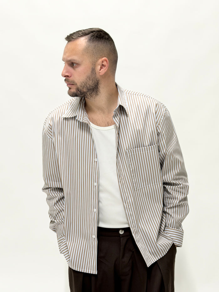 Camicia boxy fit cropped a righe tasca fango
