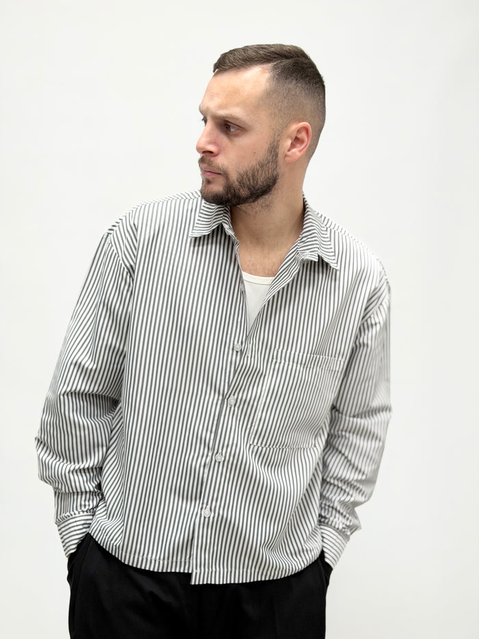 Camicia boxy fit cropped con tasca nera