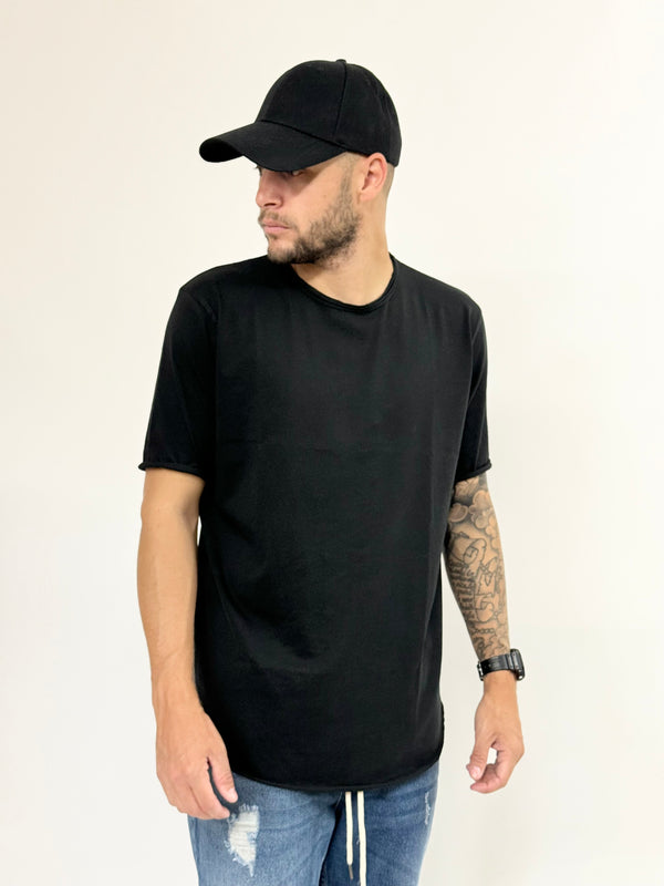 T-shirt J.W stondata taglio vivo nera