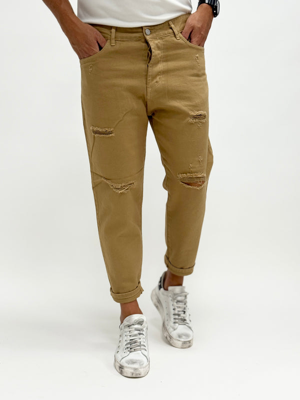 Jeans carrot fit con rotture camel