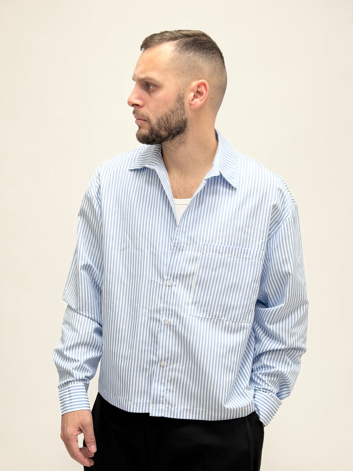 Camicia boxy fit cropped con tasca celeste