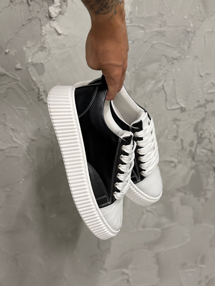 Sneakers num over nera