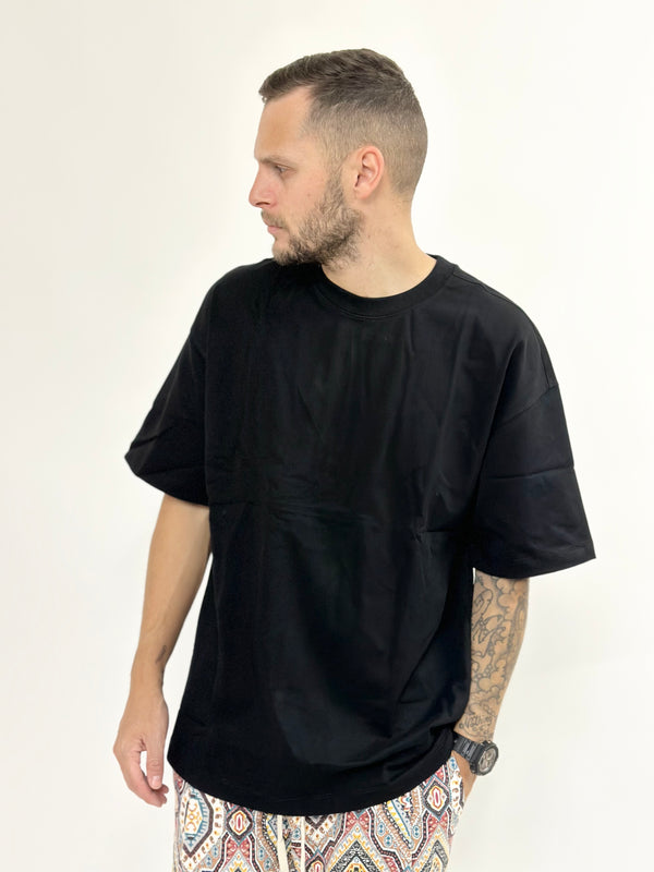 T-shirt J.W over spalla scesa nera