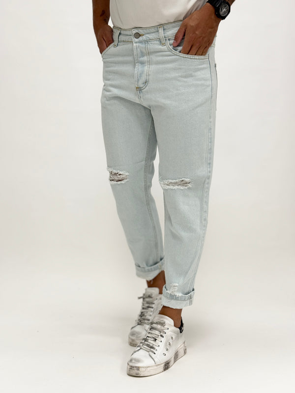 Jeans A.D carrot fit chiaro taglio ginocchia