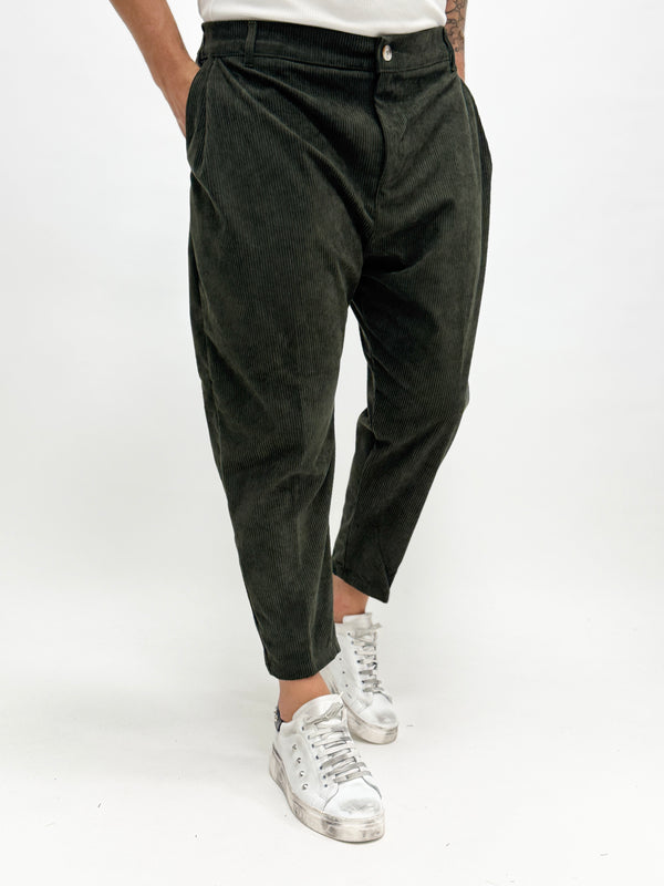Pantalone MADRID con pinces VELLUTO verde